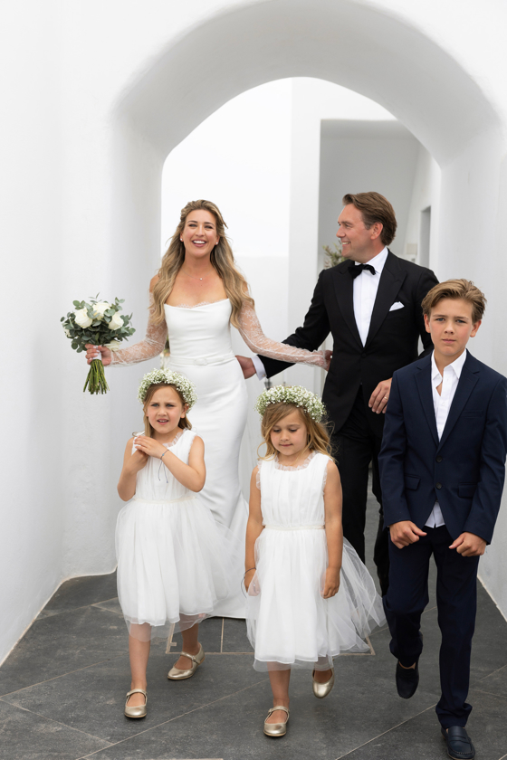 Familieportret tijdens de bruiloft van Bo & Paul op Santorini – luxe destination wedding georganiseerd in Griekenland