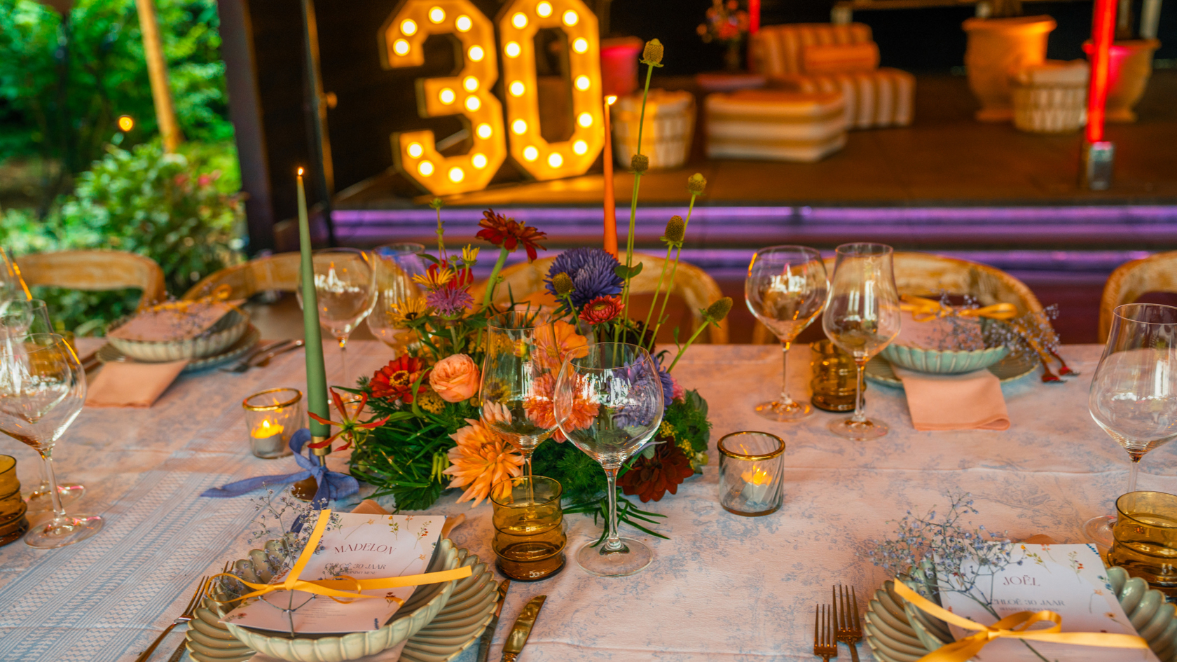 Luxe verrassingsfeest met exclusieve decoraties en styling – georganiseerd door een ervaren eventplanner