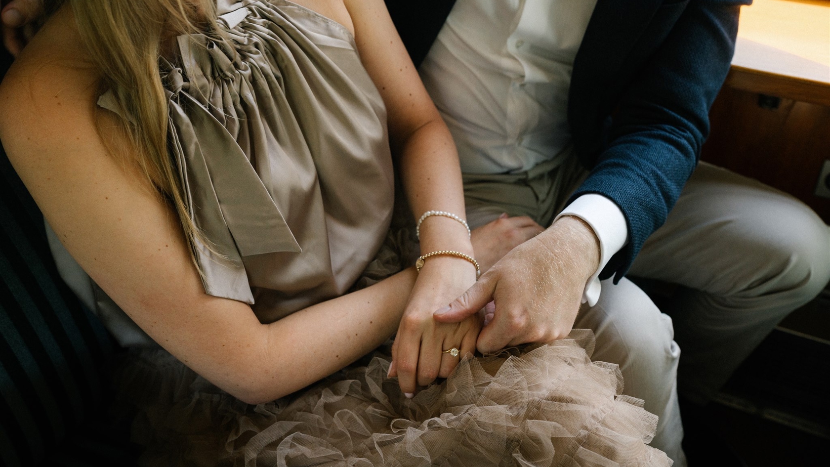 Culinaire beleving in een luxe auto tijdens de bruiloft van Lieselotte & Michiel in Maastricht – verzorgd door een professionele weddingplanner