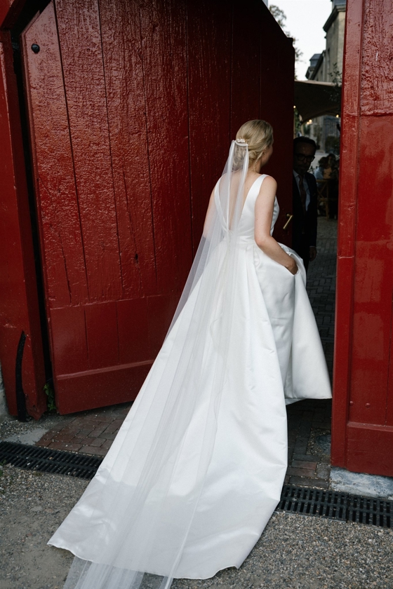 Bridesmaid in haar jurk komt binnen tijdens de bruiloft van Lieselotte & Michiel – georganiseerd door weddingplanner in Nederland
