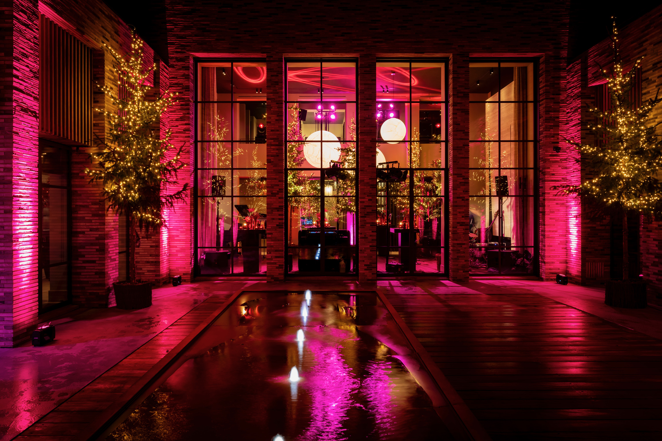 Exclusieve feestlocatie in Nederland met lange stijlvol gedekte tafels, bloeiende kersenbloesembomen en een high-end sfeer – ideaal voor chique feesten en bijzondere gelegenheden.