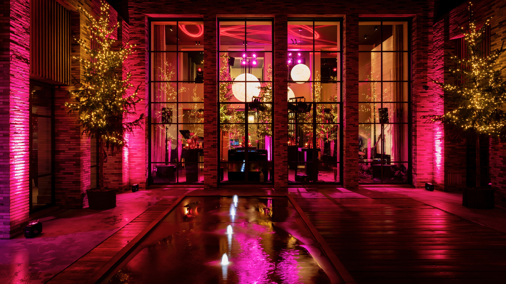 Exclusieve feestlocatie in Nederland met lange stijlvol gedekte tafels, bloeiende kersenbloesembomen en een high-end sfeer – ideaal voor chique feesten en bijzondere gelegenheden.