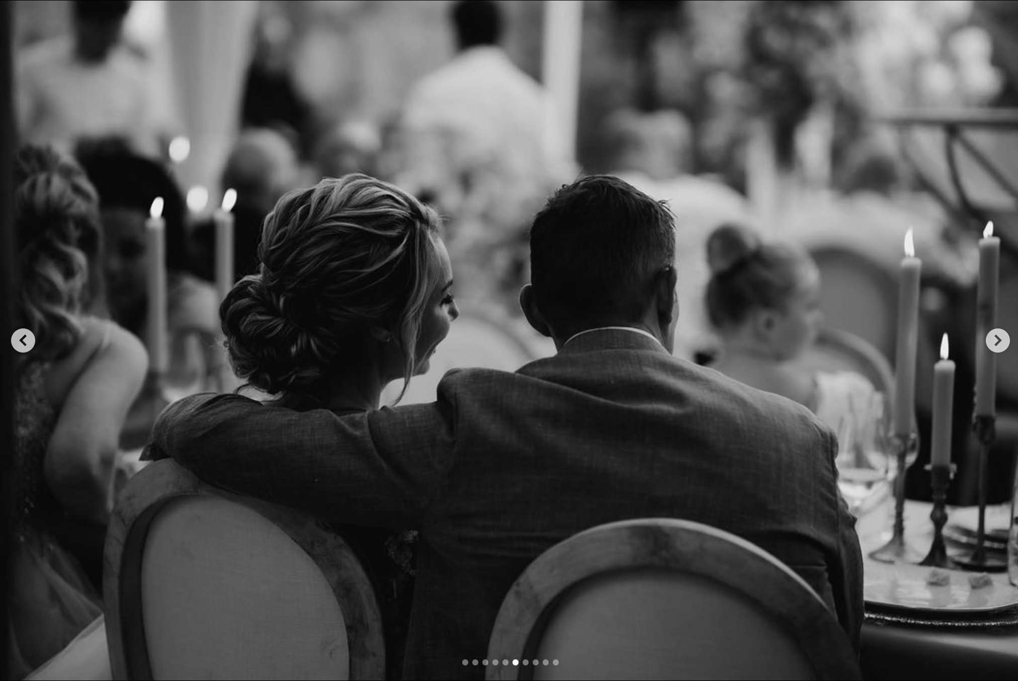 Bruid en gezelschap zittend naast elkaar – moment vol rust en elegantie, georganiseerd door weddingplanner Wiesje