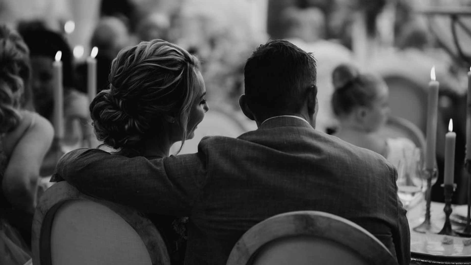 Bruid en gezelschap zittend naast elkaar – moment vol rust en elegantie, georganiseerd door weddingplanner Wiesje