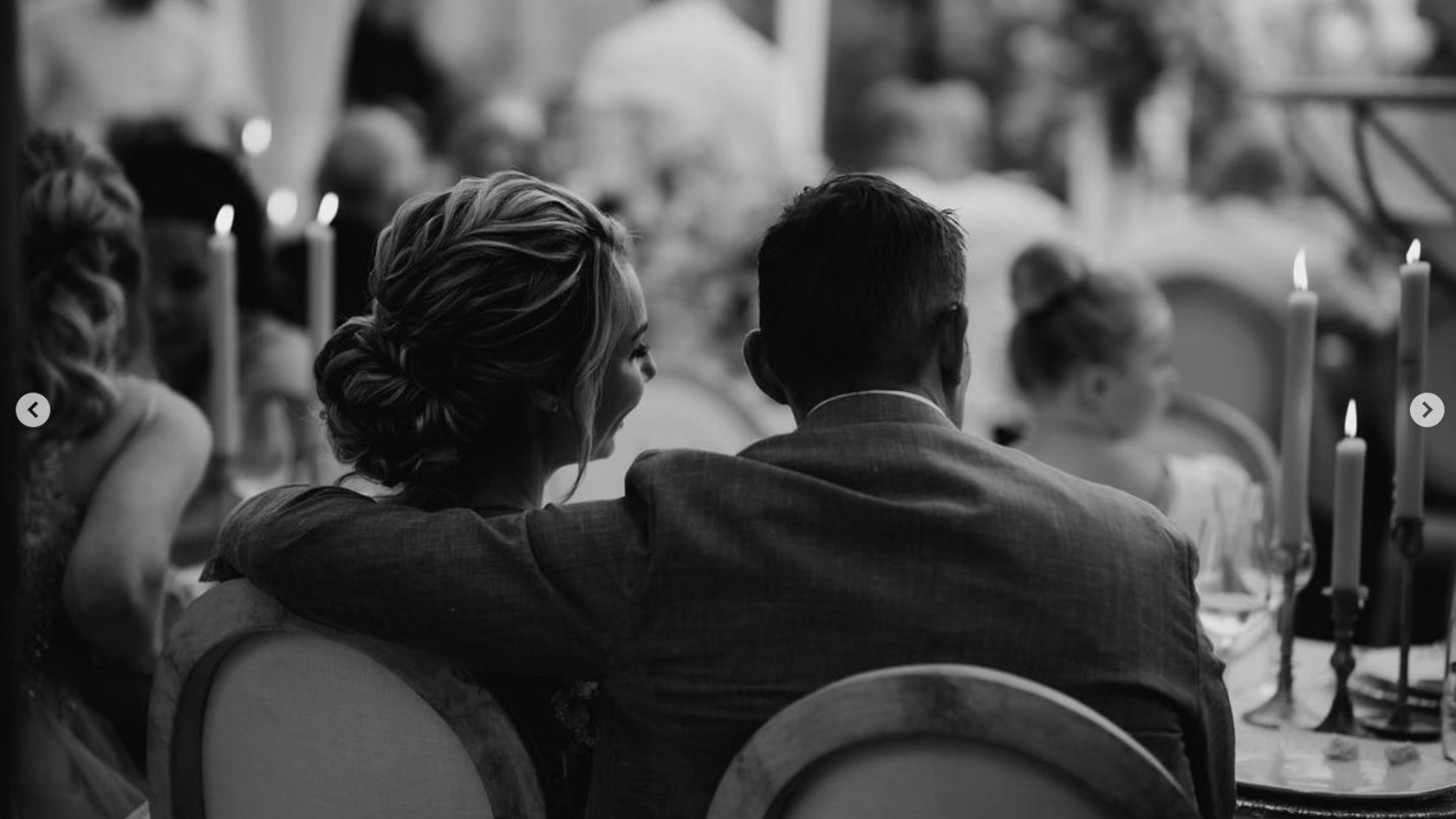 Bruid en gezelschap zittend naast elkaar – moment vol rust en elegantie, georganiseerd door weddingplanner Wiesje