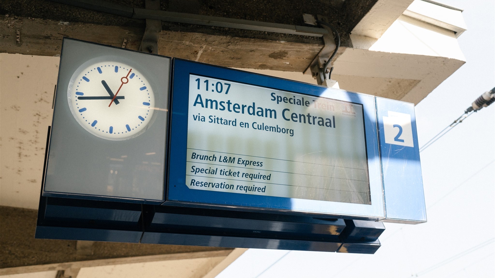 Feestelijke setting tijdens de bruiloft van Lieselotte & Michiel – een stijlvolle en energieke sfeer, verzorgd door weddingplanner in Nederland In Amsterdam Centraal