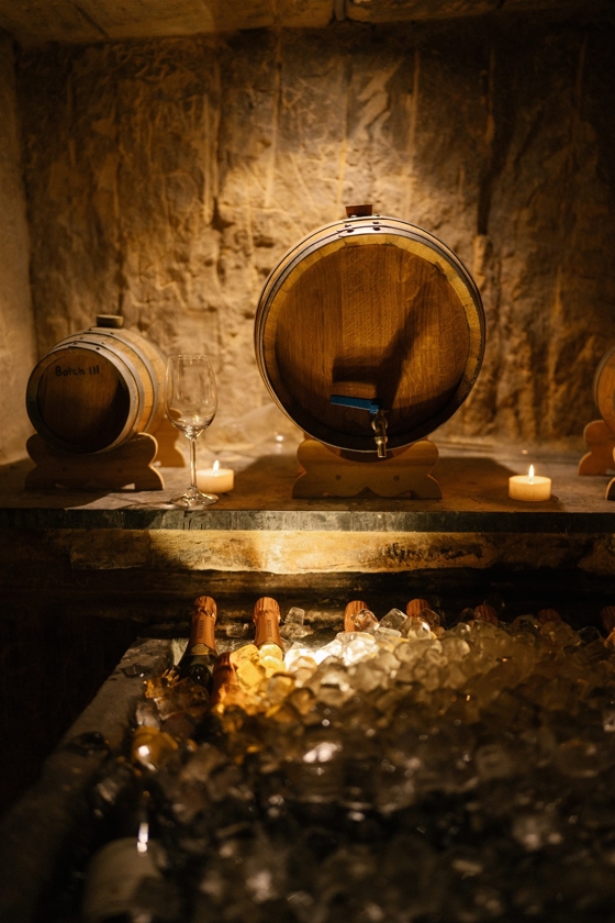 “Luxe wijn geserveerd tijdens de bruiloft van Lieselotte & Michiel in Maastricht – exclusief diner verzorgd door weddingplanner in Nederland