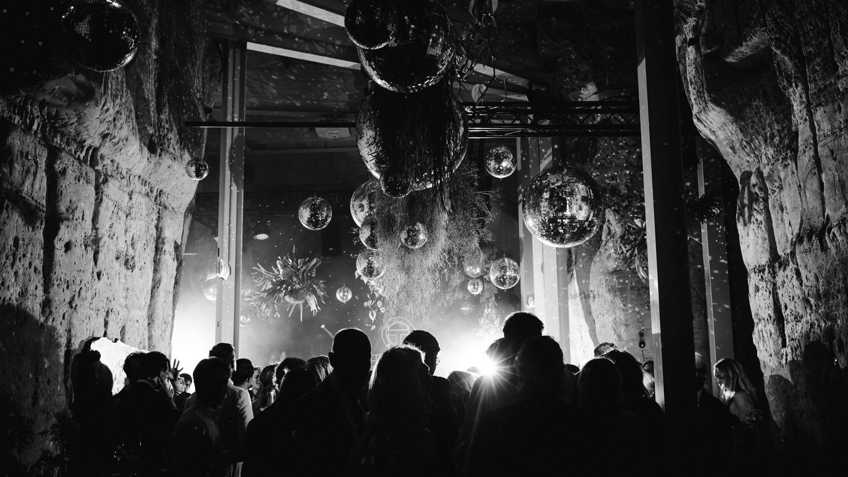 Feestlocatie tijdens de bruiloft van Lieselotte & Michiel – sfeervolle setting met discoballen, georganiseerd door weddingplanner in Nederland