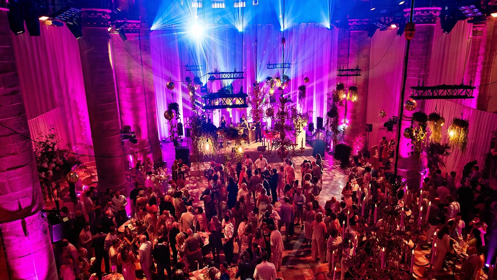 Het stralende bruidspaar Steffie & Leonard – weddingplanner creëert een onvergetelijke trouwbeleving