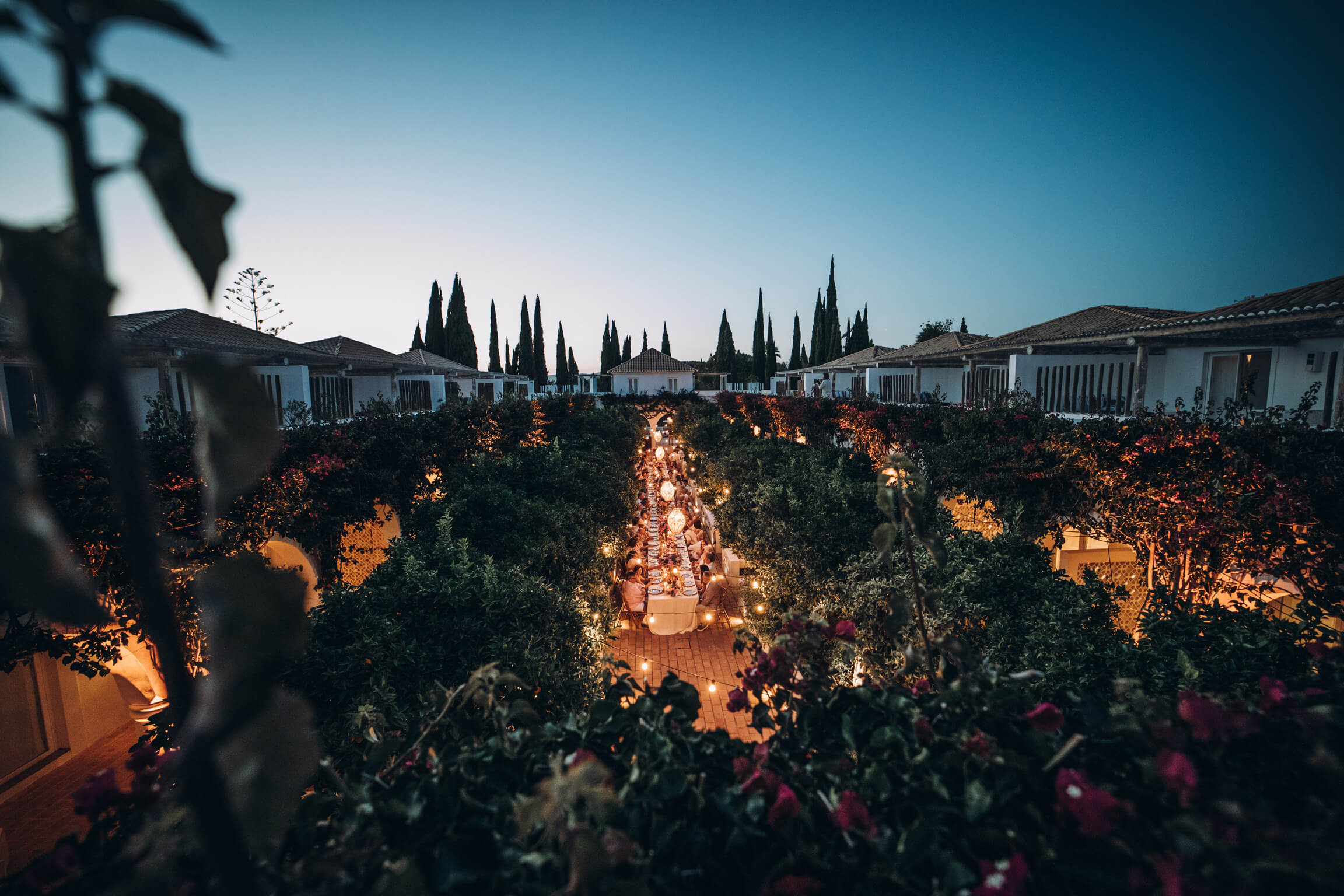 Ervaren weddingplanner aan mooie wedding tafel in het buitenland