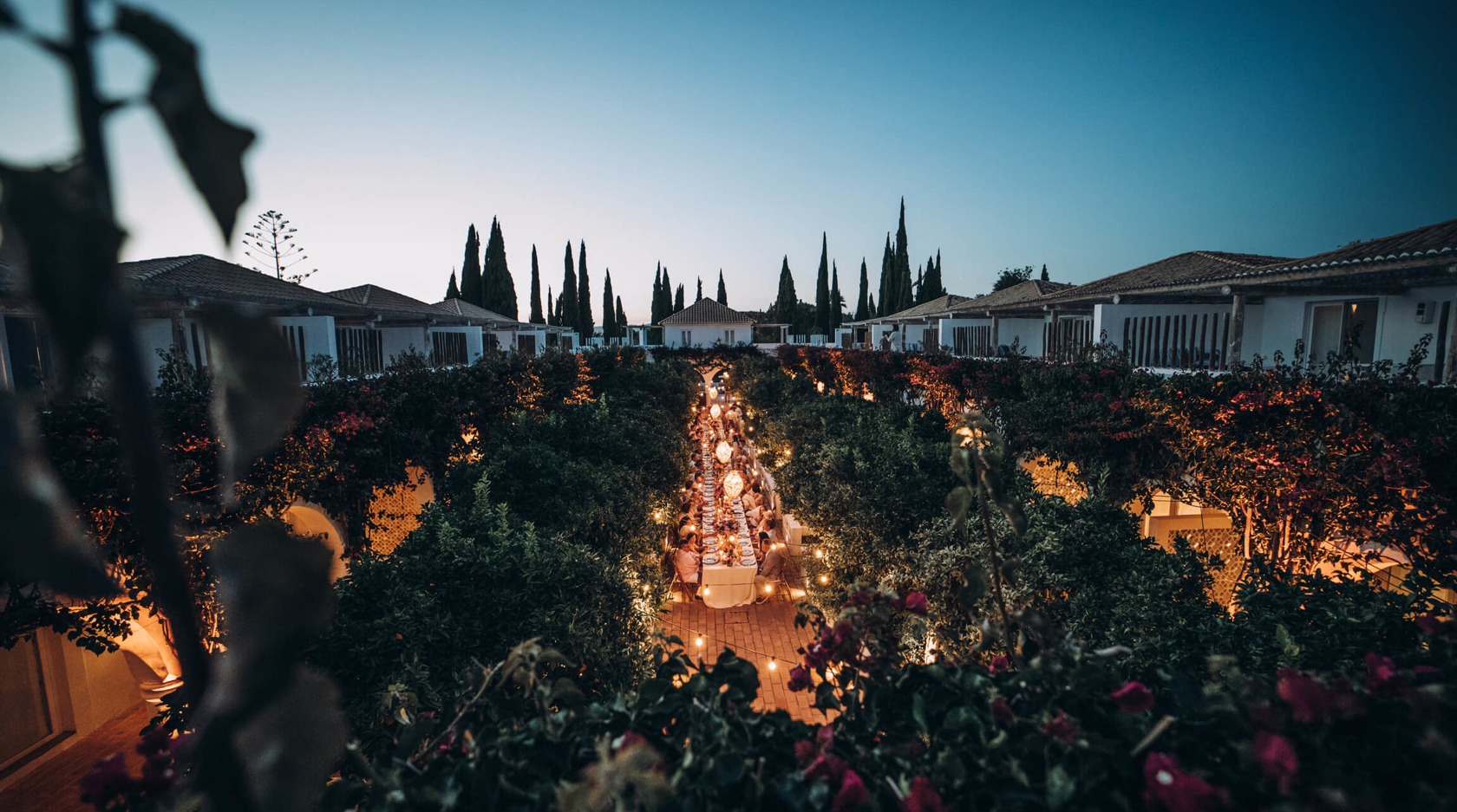 Ervaren weddingplanner aan mooie wedding tafel in het buitenland