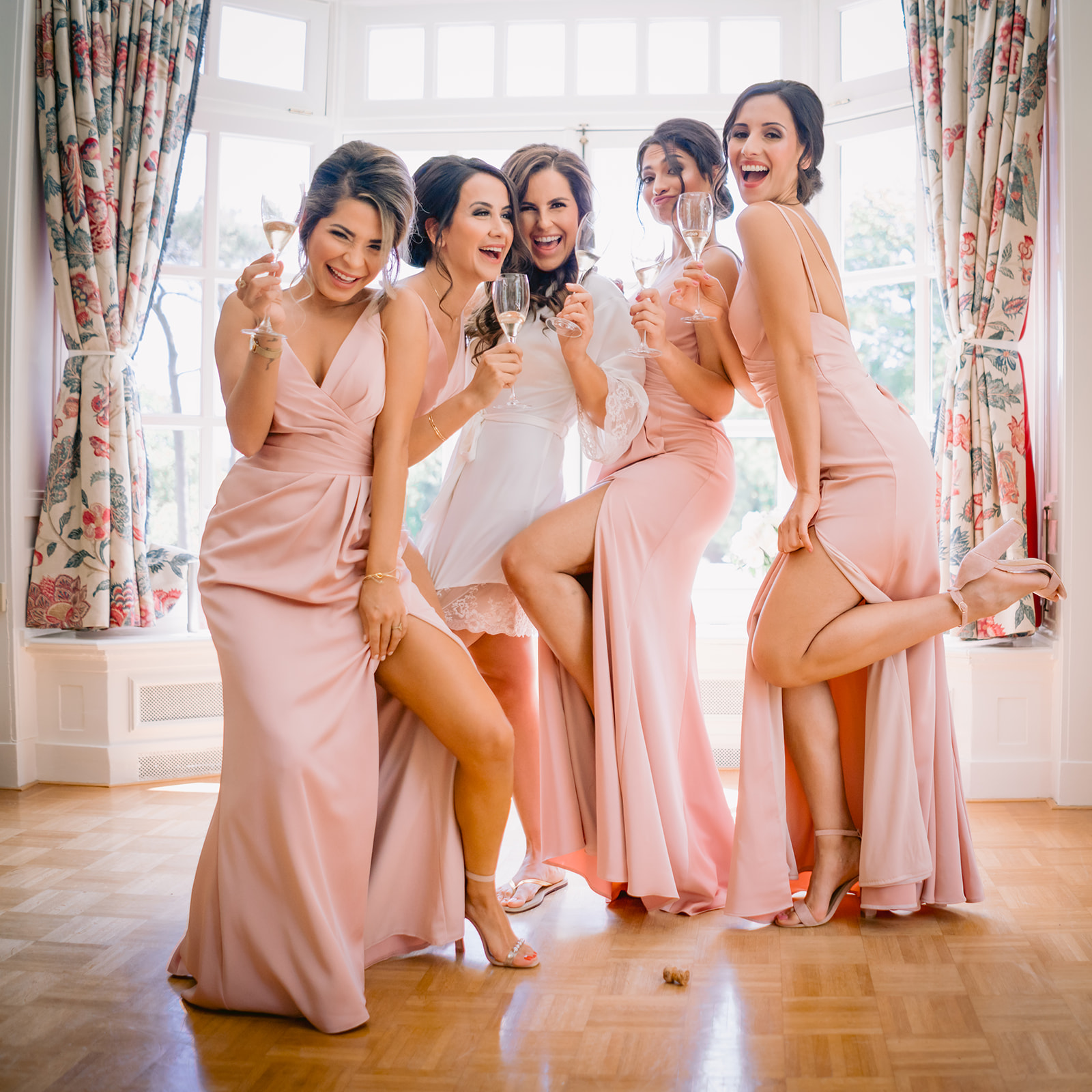 Bruid en bridesmaids proosten op Landgoed Het Roode Koper – weddingplanner organiseert stijlvolle bruiloft op exclusief landgoed