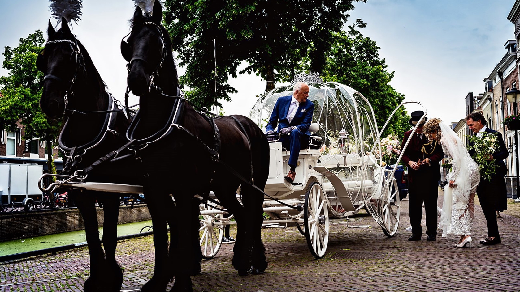 Bruidspaar op  paard – betoverend beeld tijdens high end wedding in Nederland