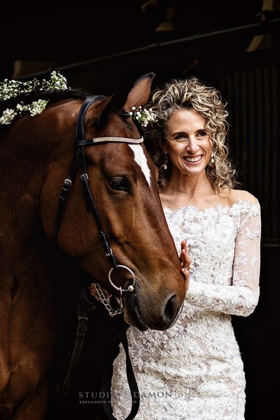 Steffie in trouwjurk naast paard – betoverend beeld tijdens high end wedding in Nederland