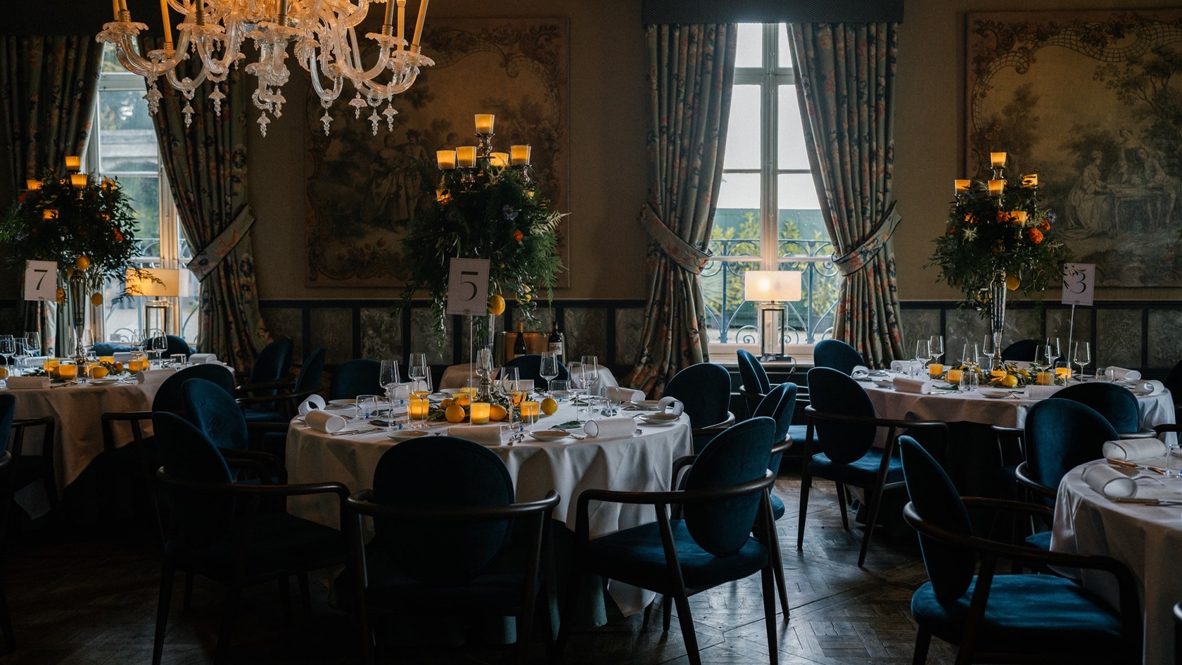 “Luxe dinerplek tijdens de bruiloft van Lieselotte & Michiel in Maastricht – stijlvol ingericht voor een exclusief diner, verzorgd door weddingplanner in Nederland