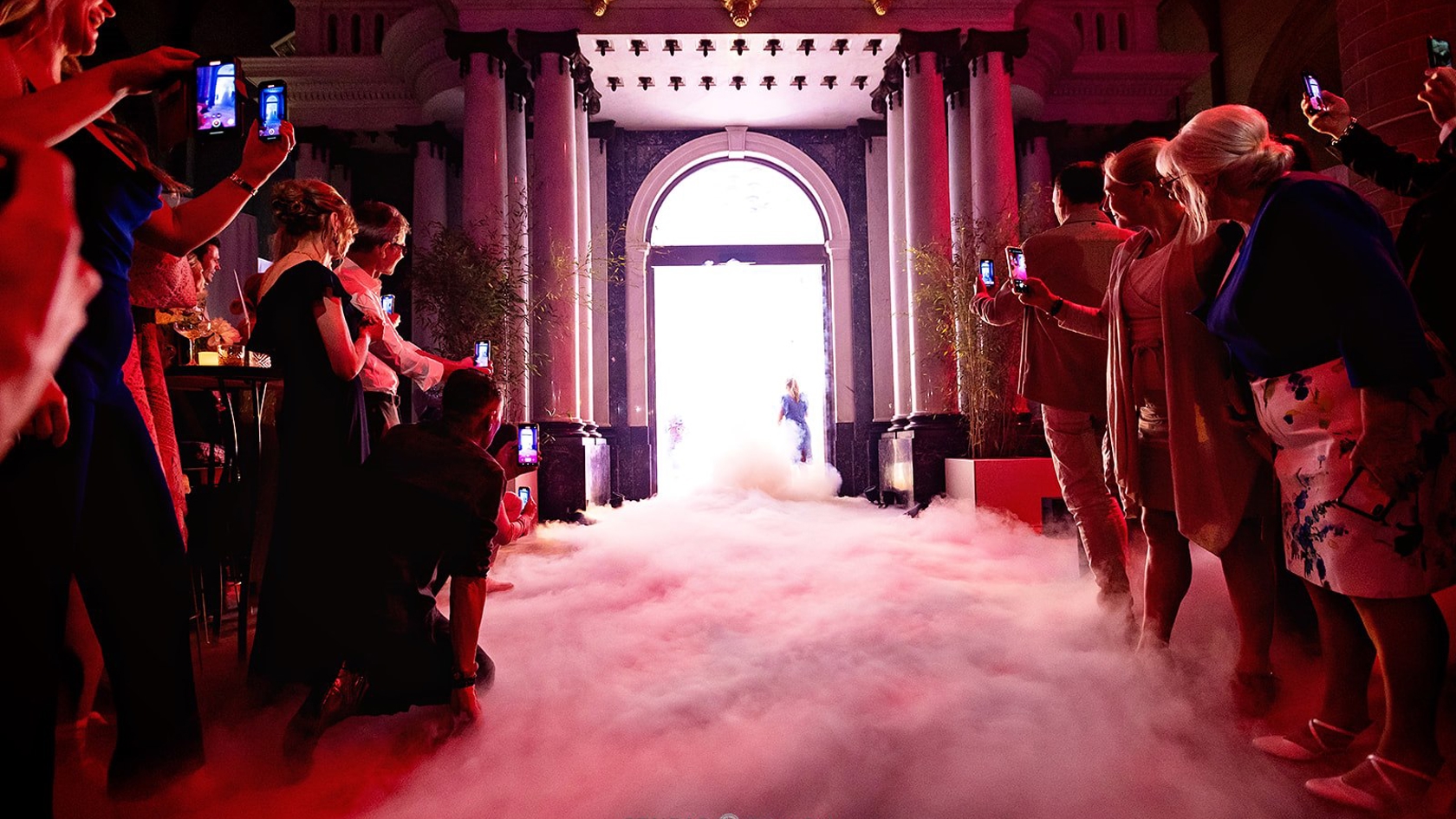 Spectaculaire entree tijdens de bruiloft van Steffie & Leonard – gasten verwelkomen het bruidspaar in een rookwolk, georganiseerd door high end weddingplanner