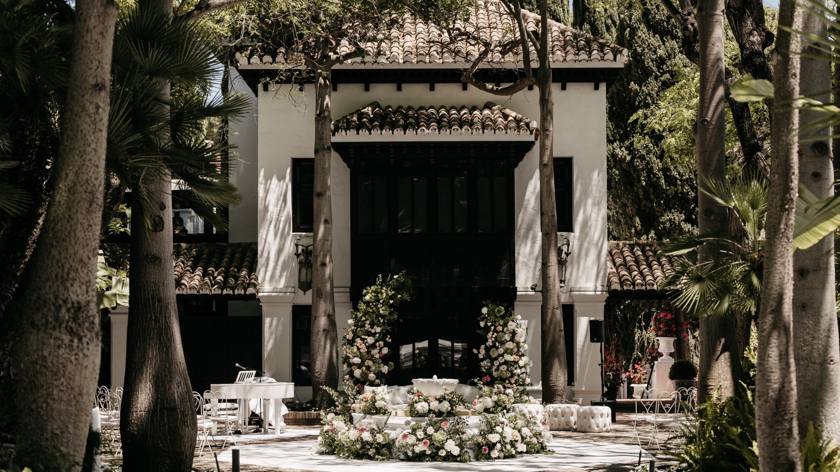 Luxe trouwopstelling met bloemen voor een ceremonie in een elegante villa in Marbella – weddingplanning met oog voor detail