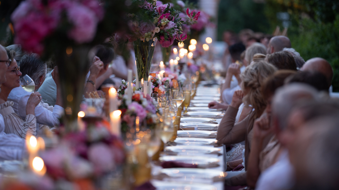 dineren aan een lange tafel van 100 gasten in Portugal huwelijk Chloë van de Kerkhof & Tim Koeman weddingplanner familie Koeman - weddingplanner trouwen buitenland