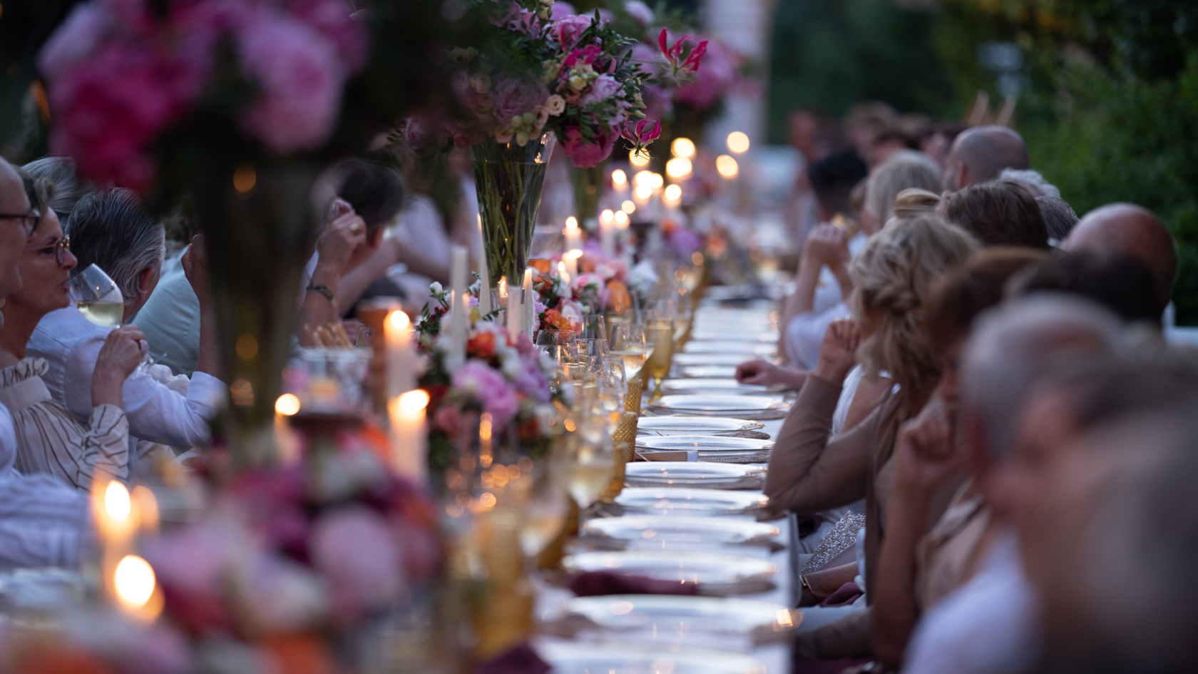 dineren aan een lange tafel van 100 gasten in Portugal huwelijk Chloë van de Kerkhof & Tim Koeman weddingplanner familie Koeman - weddingplanner trouwen buitenland