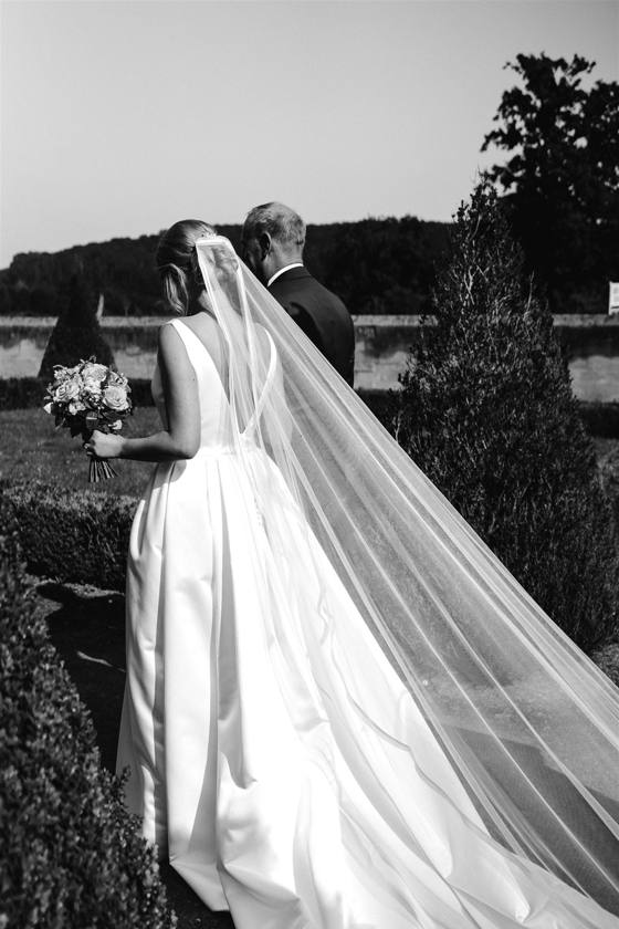 “Bruidegom Michiel en zijn vader op de bruiloft – een intiem moment tijdens de luxe bruiloft van Lieselotte & Michiel in Maastricht