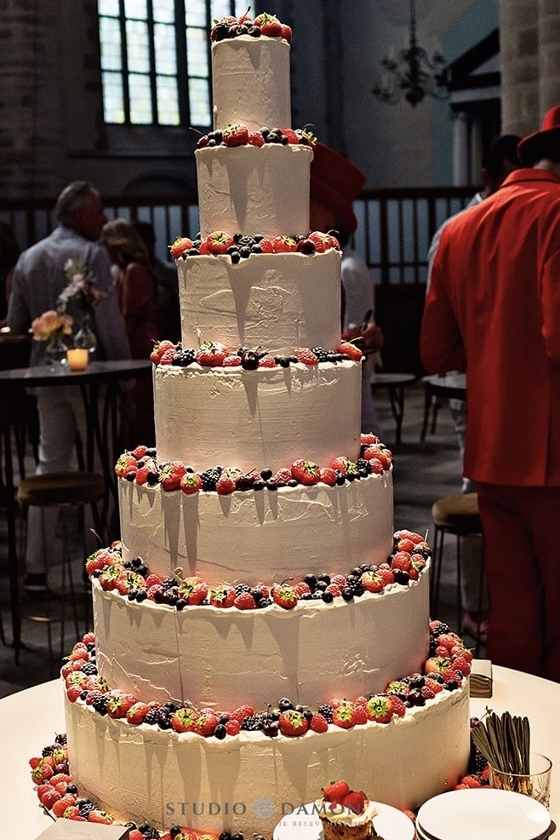 “Bruidstaart van Steffie & Leonard – elegant en stijlvol gebakmoment tijdens hun luxe bruiloft, georganiseerd door een high end weddingplanner