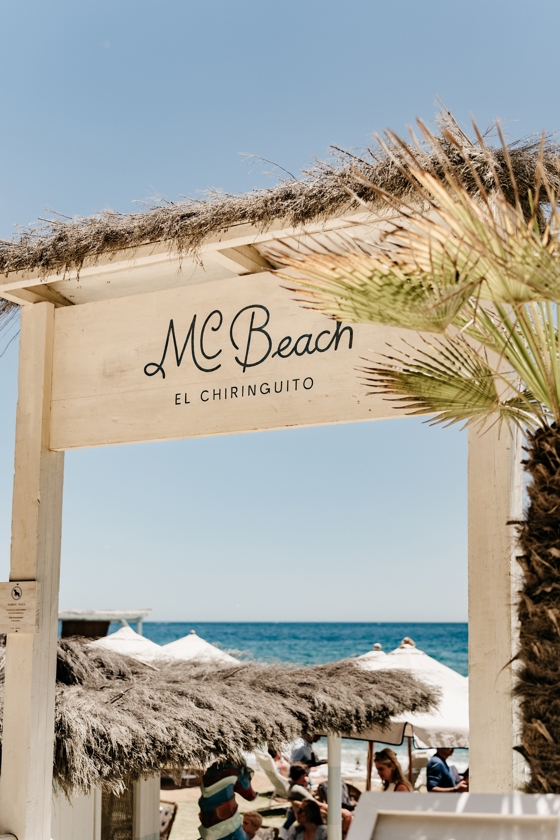 Houten ingang van restaurant MC Beach in Marbella met uitzicht op zee – stijlvolle trouwlocatie aan het strand