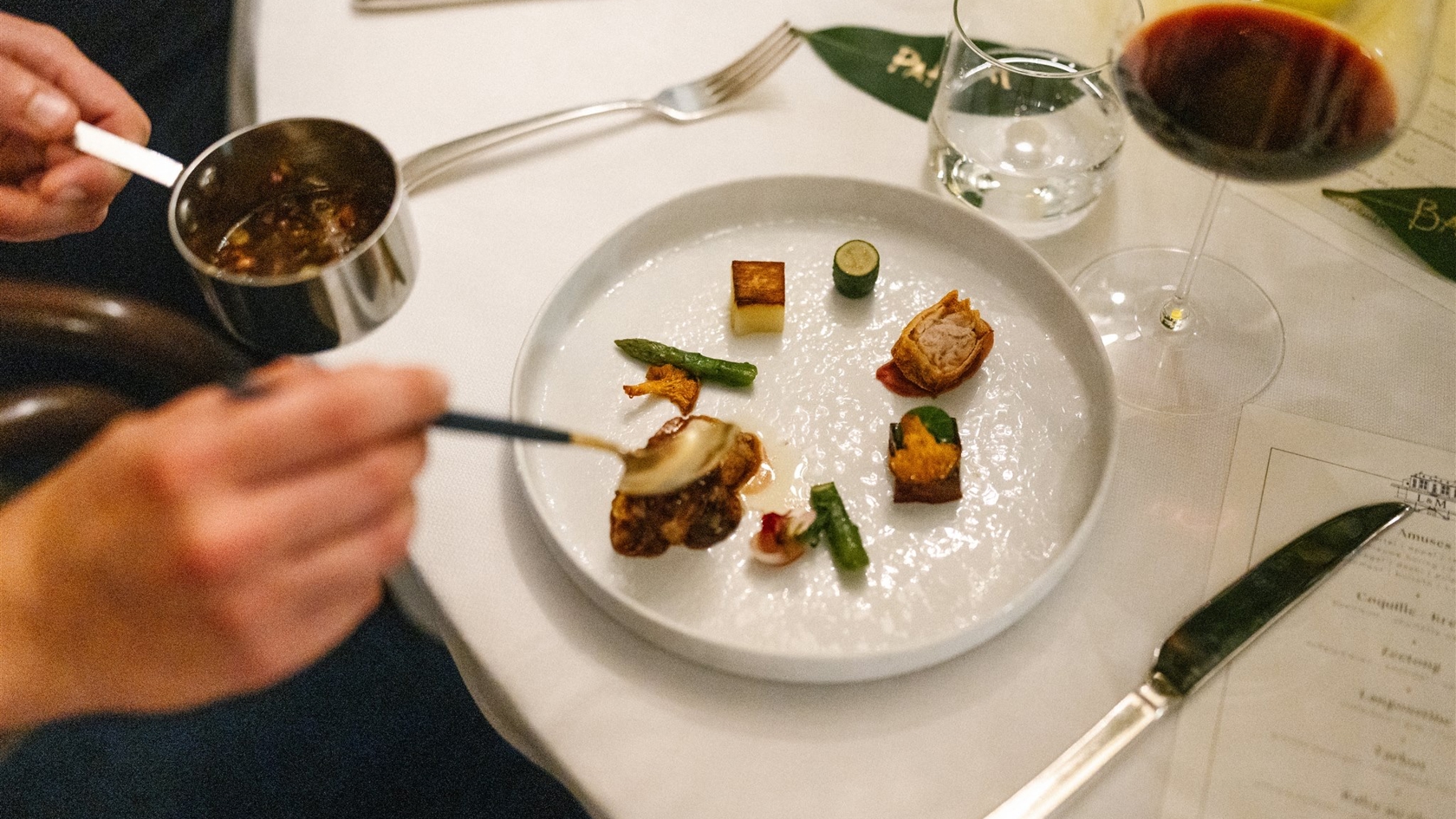 Culinaire beleving in een luxe dinerplek tijdens de bruiloft van Lieselotte & Michiel in Maastricht – verzorgd door een professionele weddingplanner