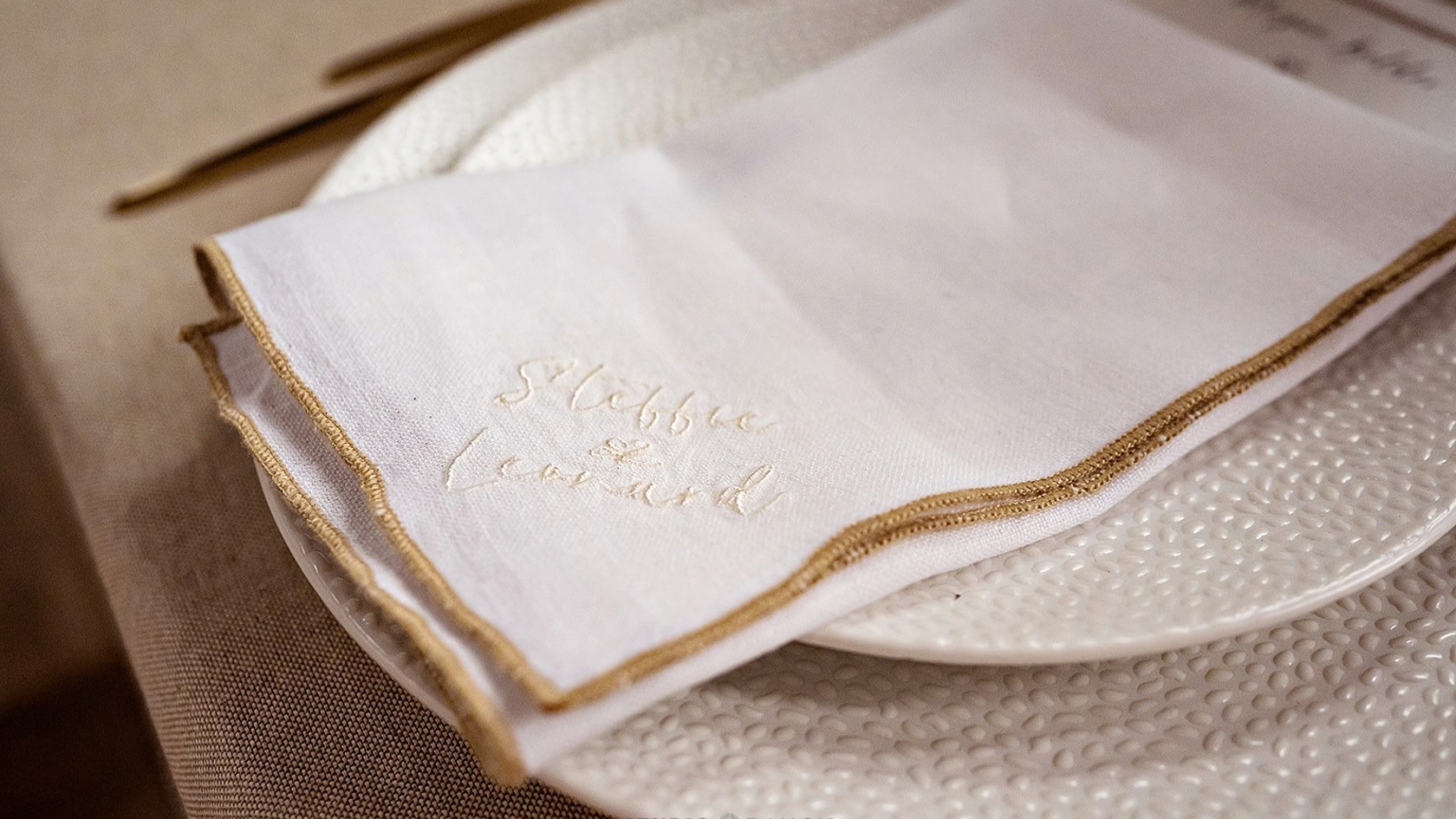 Glimlachend oogcontact tussen Steffie & Leonard in landhuis – exclusieve bruiloft begeleid door weddingplanner