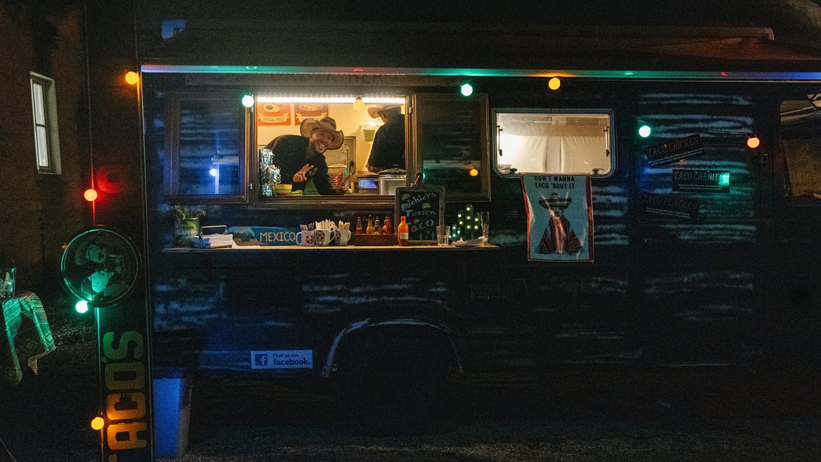 Luxe huwelijksfeest van Lieselotte & Michiel – discoballen en sfeervolle verlichting creëren de perfecte ambiance, verzorgd door weddingplanner