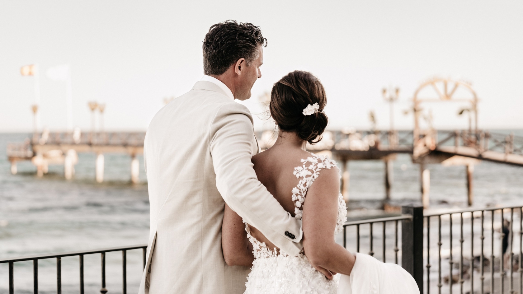 Twee personen arm in arm tijdens een bruiloft in Marbella – vastgelegd tijdens een meerdaags huwelijk van 16 tot 18 mei 2024