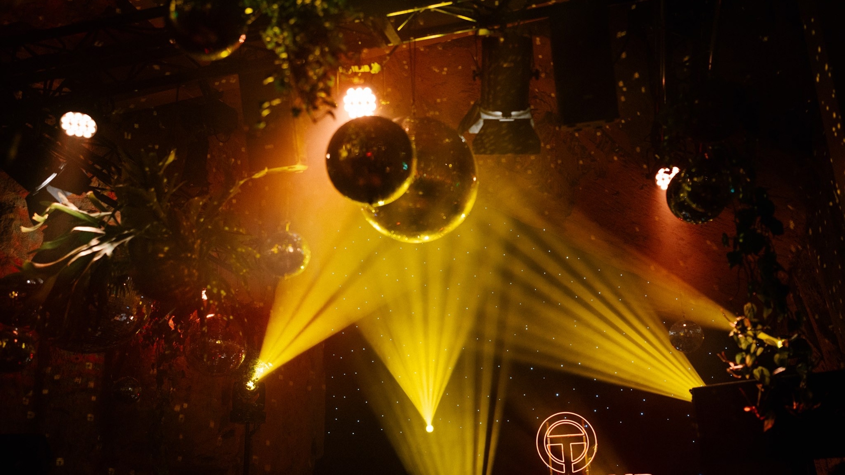 Bruiloft van Lieselotte & Michiel in feestlocatie – levendige sfeer met discoballen tijdens hun exclusieve bruiloft, georganiseerd door weddingplanner