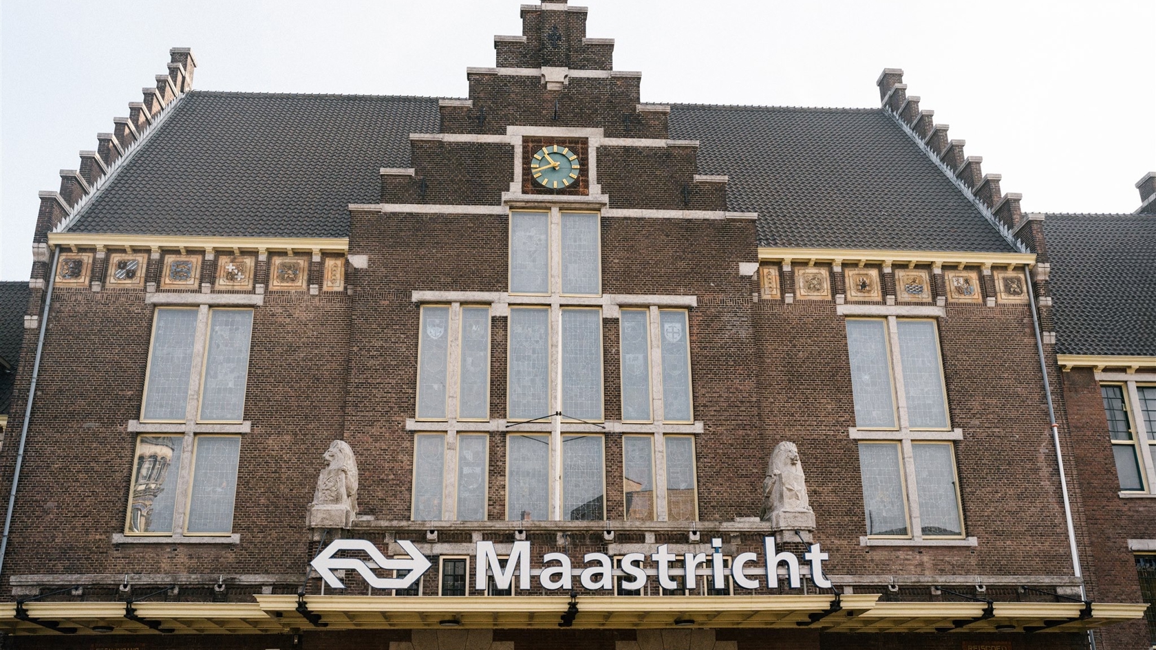 Lieselotte & Michiel tijdens hun bruiloft in Maastricht – georganiseerd door een professionele weddingplanner in Nederland